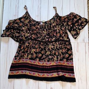 Alya cold shoulder top